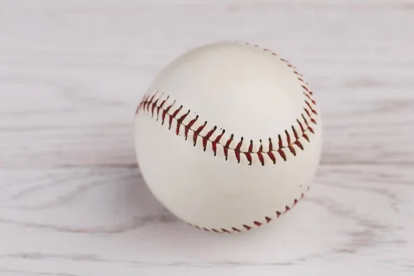 Baseball su sfondo di legno — Foto Stock