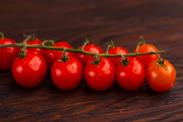 Tomaten op een houten tafel — Stockfoto