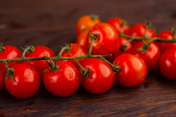 Tomaten op een houten tafel — Stockfoto