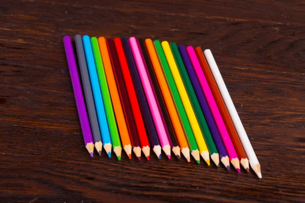 Crayons na mesa de madeira — Fotografia de Stock
