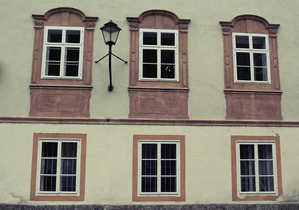 Fassade eines alten Mehrfamilienhauses — Stockfoto