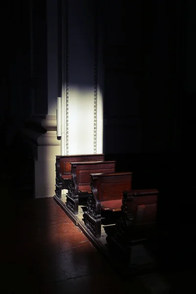 老板凳在教会巴黎 — 图库照片