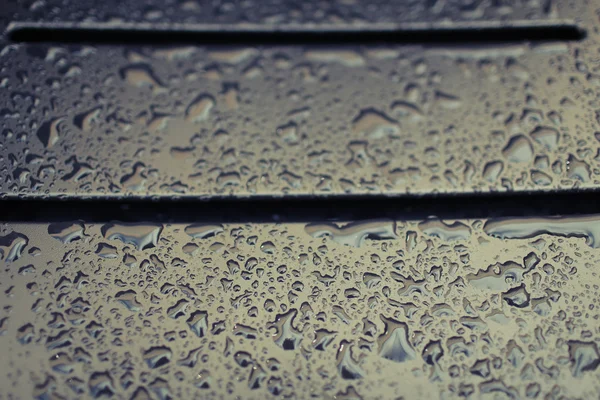 Краплі дощу на сірому столі — стокове фото