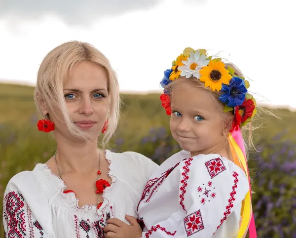 Oekraïense moeder en haar dochtertje — Stockfoto