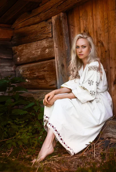 Jovem Mulher Ucraniana Bonita Camisa Bordada Nacional Sentado Perto Casa — Fotografia de Stock