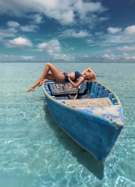 Красивая Женщина Бикини Плывущая Лодке Одна Океане Чистой Бирюзовой Водой — стоковое фото