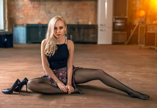 Beautiful Blonde Woman Perfect Legs Plays Kitchen Floor Black Pantyhose — Stock Photo, Image