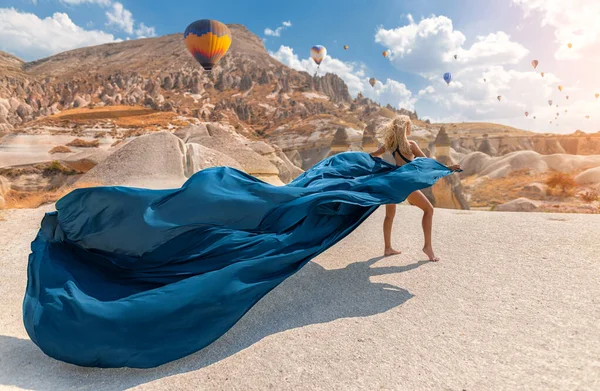 Menina Loira Bonita Vestido Azul Longo Capadócia Manhã Romântica Com — Fotografia de Stock