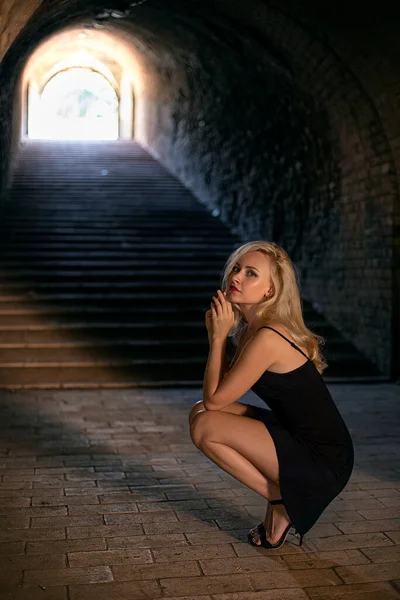Beautiful Blonde Woman Perfect Legs Posing Old Brick Castle Tunnel — Fotografia de Stock