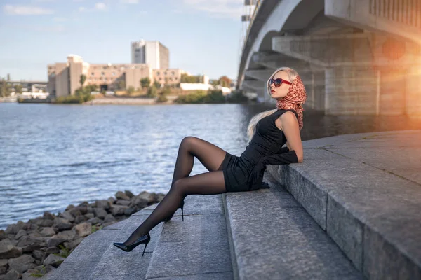 Hermosa Chica Rubia Vestido Negro Con Piernas Perfectas Pantimedias Zapatos —  Fotos de Stock