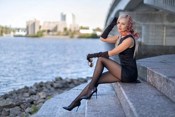 Красива Блондинка Чорній Сукні Ідеальними Ногами Колготках Взуттях Високими Підборами — стокове фото