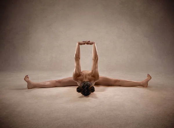 Beautiful Sexy Fitness Girl Great Figure Flexing Her Perfect Legs — Fotografia de Stock