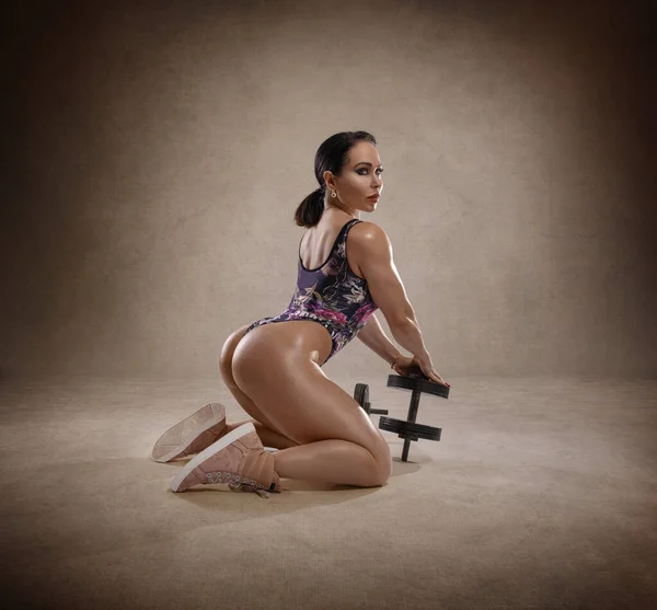 Beautiful Sexy Fitness Girl Perfect Back Butt Shapes Posing Dumbbells — Fotografia de Stock