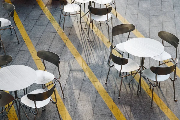 Vue Sur Rue Une Terrasse Café Avec Tables Chaises Vides — Photo