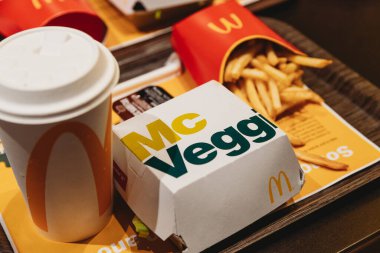 Funchal, Madeira, Portekiz - 25.09.2021: McDonald 's McVeggie Burger, patates kızartması ve Coca Cola
