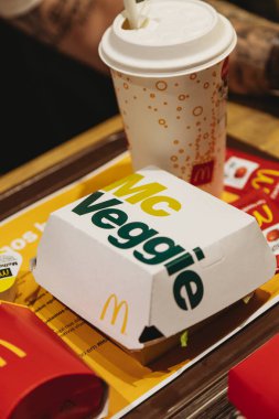 Funchal, Madeira, Portekiz - 25.09.2021: McDonald 's McVeggie Burger, patates kızartması ve Coca Cola
