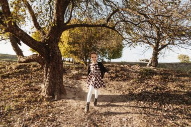 Parkta koşan tatlı küçük kız.