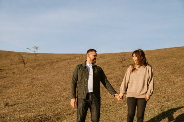Tarlada yürüyen sevimli bir çift.
