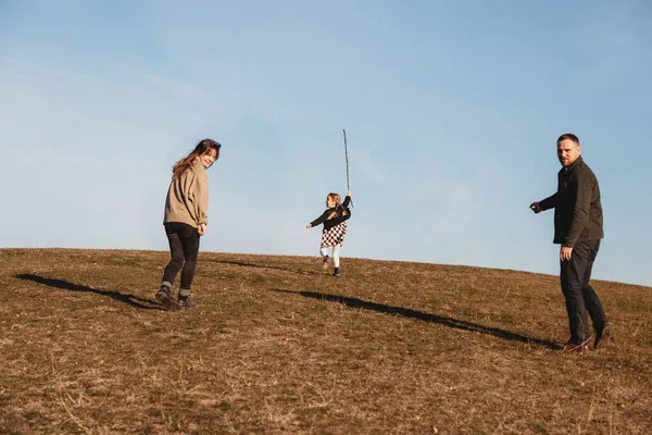Keluarga Bahagia Berjalan Lapangan — Stok Foto
