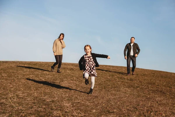 Keluarga Bahagia Berjalan Lapangan — Stok Foto