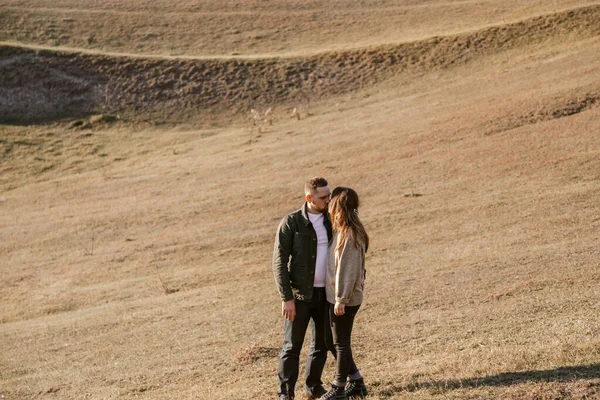 Cute Couple Kissing Field — Stock Photo, Image