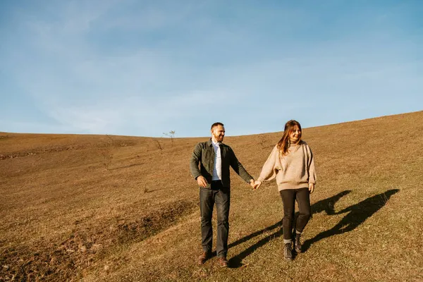 Couple Mignon Marchant Dans Champ — Photo