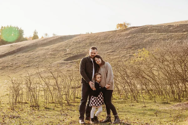 Sahada Mutlu Bir Aile — Stok fotoğraf