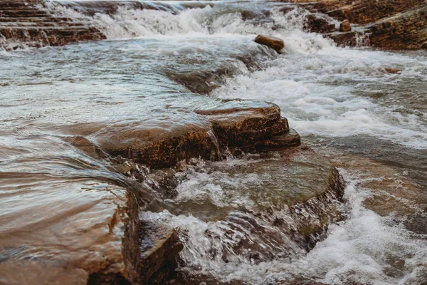 带岩石的山区河流表面 — 图库照片