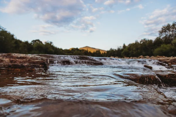 Rivière Montagne Qui Coule Travers Les Arbres Par Temps Ensoleillé — Photo