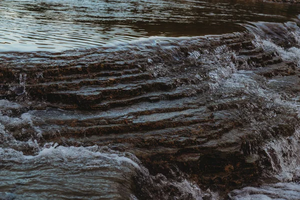 Dağ Nehri Yüzeyi Taşlarla Dolu — Stok fotoğraf