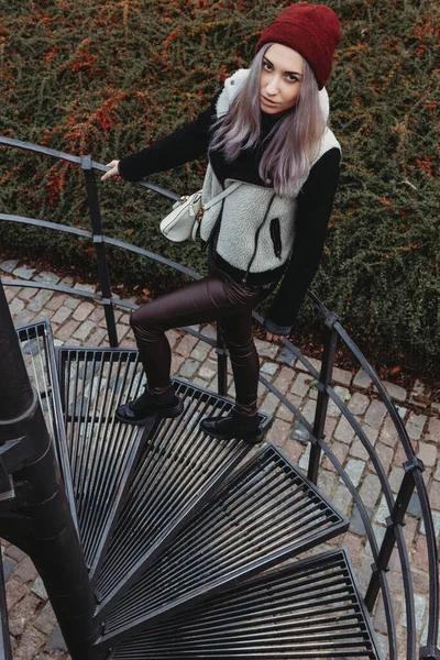 Schöne Junge Frau Steht Auf Wendeltreppe Freien — Stockfoto