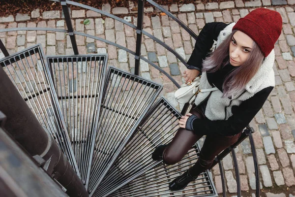 Красива Молода Жінка Стоїть Спіральних Сходах Відкритому Повітрі — стокове фото