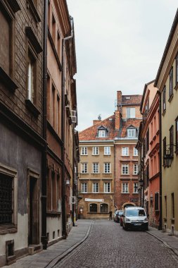 Varşova, Polonya - 16 Ekim 2015: Varşova 'da renkli binaları olan eski şehrin dar sokakları