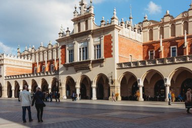 Krakow, Polonya - 18 Ekim 2015: Krakow Kumaş Salonu Eski Krakow Kasabası 'nın ana pazar meydanında
