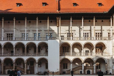 Krakow, Polonya - 18 Ekim 2015: Krakow 'daki Wawel Kalesi' nin iç avlusu