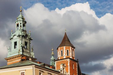 Krakow, Polonya - 17 Ekim 2015: Wawel Kraliyet Kalesi 'nin mimari kompleksi