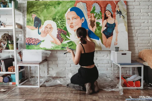 Jolie Artiste Féminine Peignant Avec Pinceau Dans Son Atelier Art — Photo