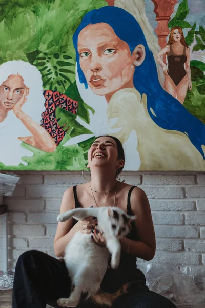 Bonita Artista Femenina Con Gato Estudio Arte — Foto de Stock