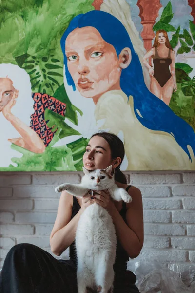 Artista Muito Feminina Com Gato Seu Estúdio Arte — Fotografia de Stock