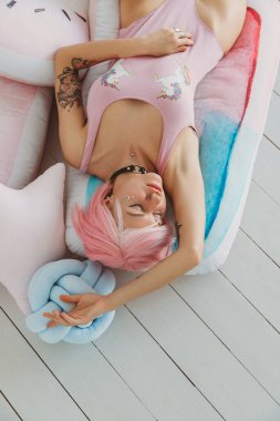 Pembe saç stili ve güzel makyajlı şehvetli genç bir kadın.