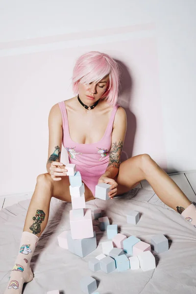 Sensual Jovem Mulher Tatuada Com Estilo Cabelo Rosa Com Blocos — Fotografia de Stock