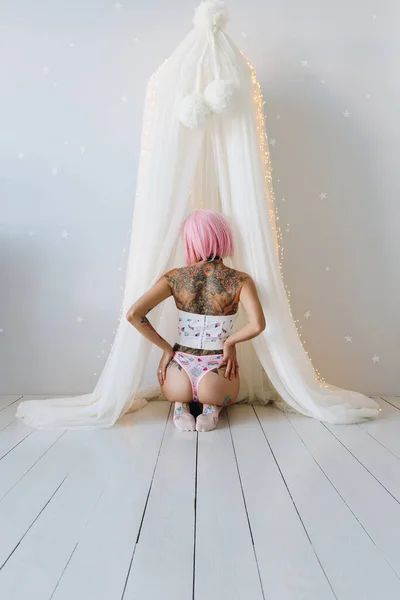Bakåt Bild Sensuell Ung Tatuerad Kvinna Med Rosa Hår — Stockfoto