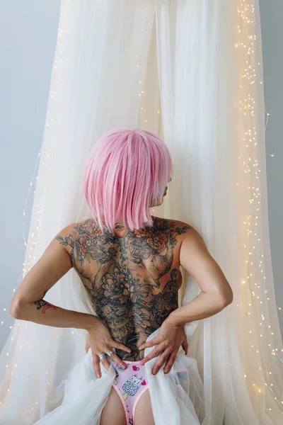 Zadní Pohled Smyslné Mladé Tetované Ženy Růžovými Vlasy — Stock fotografie