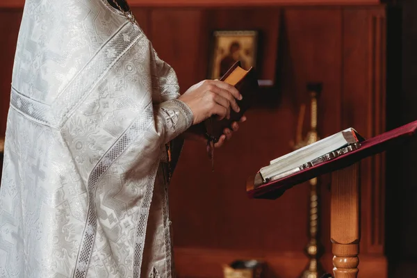 Priest Reading Bible Ceremony — Stockfoto