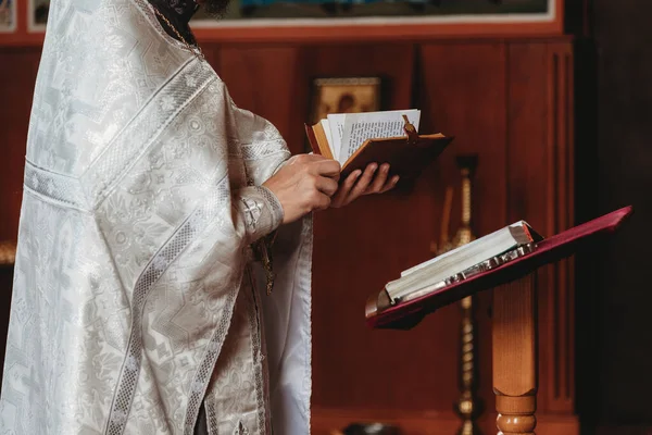 Priester Liest Während Zeremonie Aus Der Bibel — Stockfoto