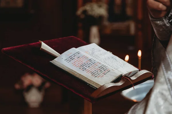 Priester Liest Während Zeremonie Aus Der Bibel — Stockfoto