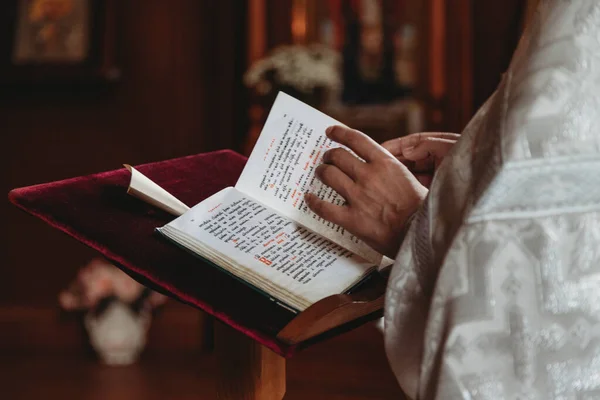 Чтение Священника Библии Время Церемонии — стоковое фото