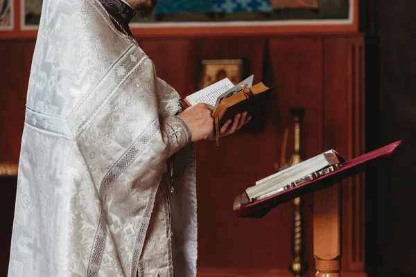 Priester Liest Während Zeremonie Aus Der Bibel — Stockfoto