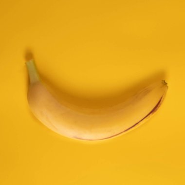 sarı arka plan üzerinde bir olgun muz