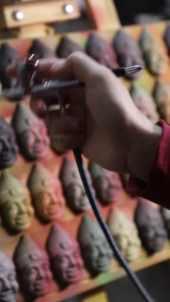 Närbild Man Hand Med Airbrush Konstnärsmålning Med Airbrush Med Akrylfärg — Stockvideo